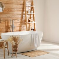 Les avantages de l’utilisation des meubles en bois dans la salle de bain